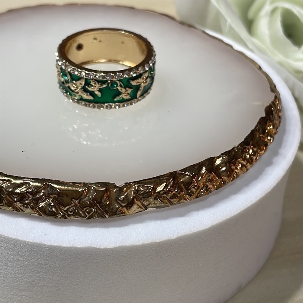 Elegant Butterfly Crystal Green Band Gold Ring - Picture 7 of 11